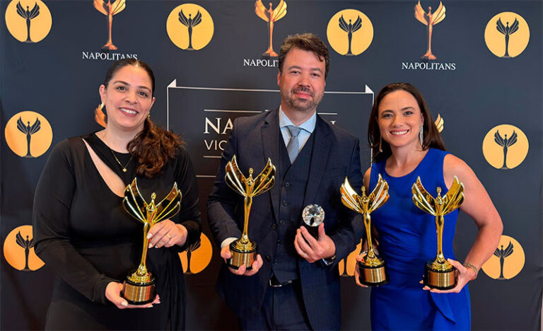 Marcelo Vitorino exibe troféus ao lado de colegas premiadas no Napolitan Victory Awards